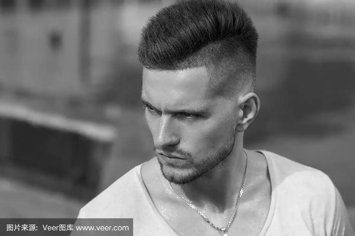 一个留着胡子的男人的画像,黑白相间