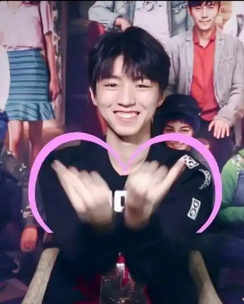 王俊凯比心手势第一张:手里虽然拿着话筒,但是还是双手掌手向外做出了