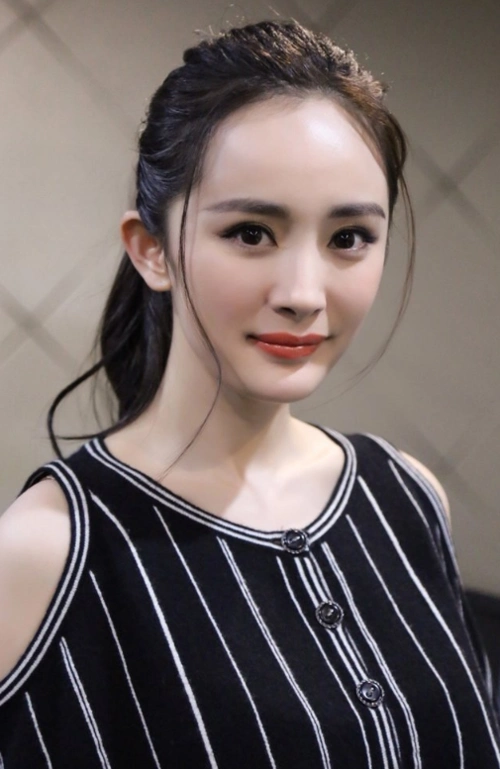 眼睛弧度也很好看,就像天空的星星一样美丽,闪闪发亮,网友:真的很漂亮