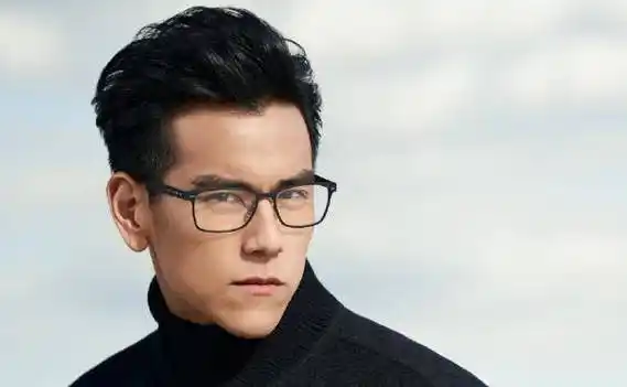 彭于晏被网友偶遇,蓬头垢一心只顾睡觉,周边被美女团团围住_明星_都会