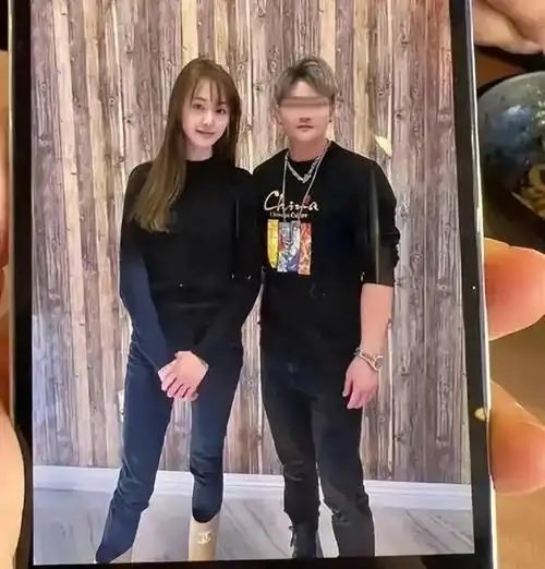 郑爽美国陪爸爸逛商场,穿短裤秀纤细漫画腿,手握2.3亿亲自带娃