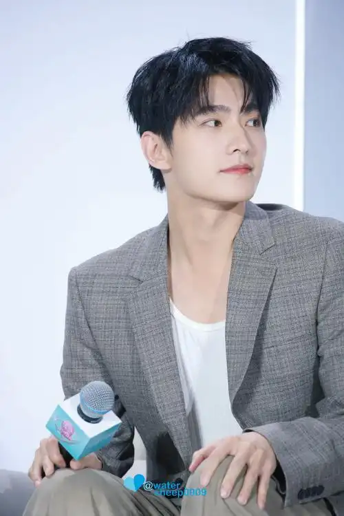 杨洋超话#杨洋喜临门品牌代言人#晚上还是会做梦的呀