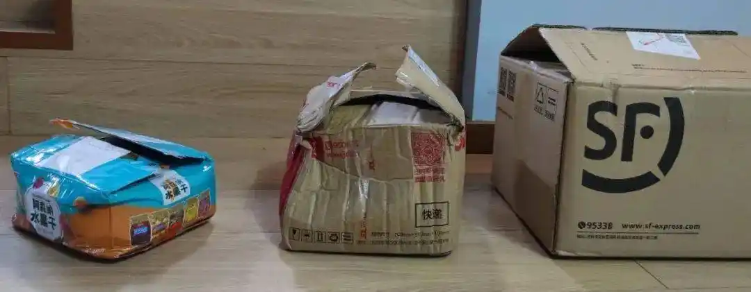 而且最终送达收件人手中的包裹也有一定的差异,顺丰,京东快递用的自己