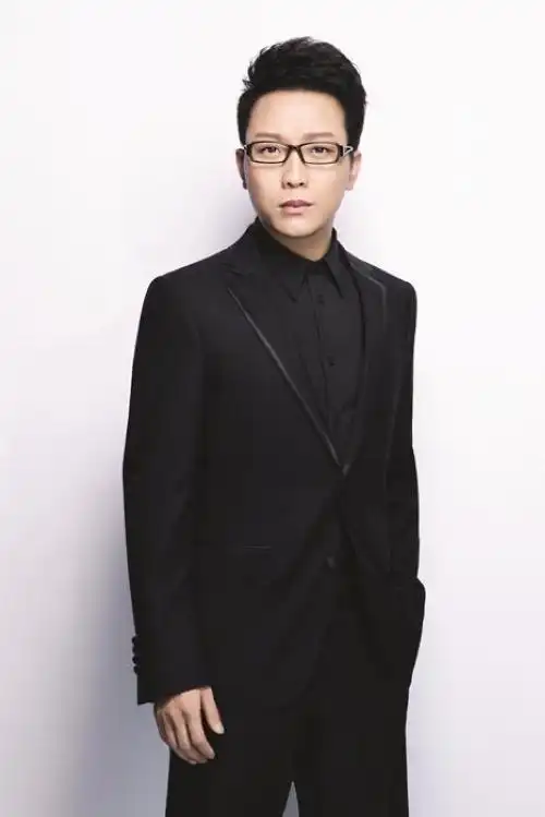 李玉刚男装儒雅