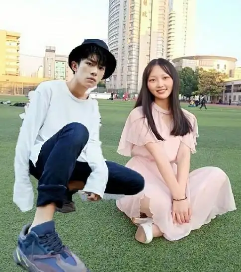 这是千玺和女友的节拍照片,场景是两人一起出去旅游,一边走一遍随手拍