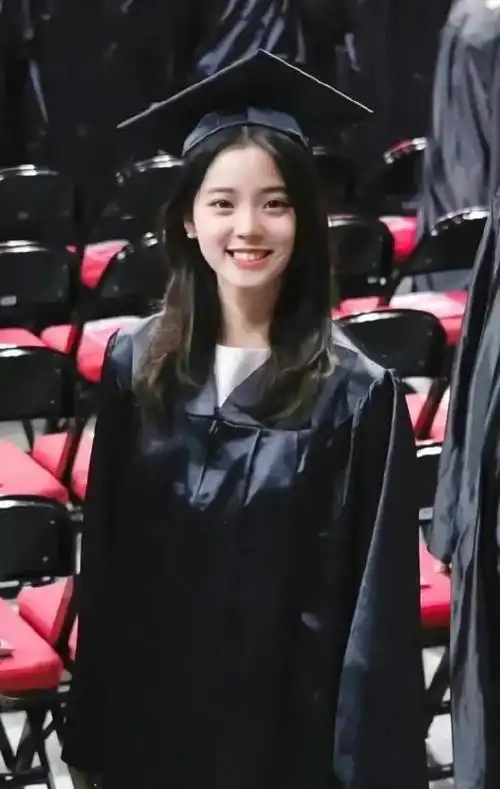 李健没有说错,欧阳娜娜回应学历翻车,戳穿了内娱"学霸"的体面