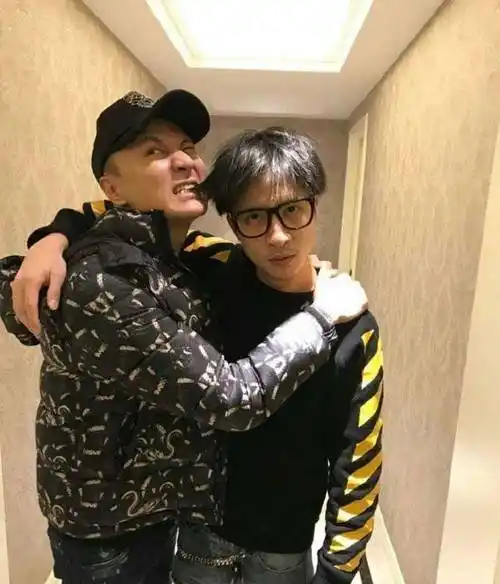 晒近况发福明显,油光疙瘩满面认不出,41岁就老态初显_朱桢_陈赫_发展