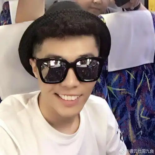 今天无意中看到了小先生瘦的时候的照片 敲!这是什么神仙颜值?