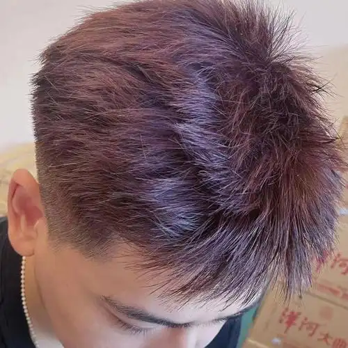 染出来是很低调的紫棕色很自然的颜色 挺适合男生染的 女朋友说