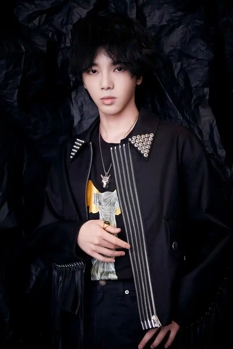 华晨宇2019年中音乐盛典燃唱齐天震撼演唱和华丽舞台引人赞叹