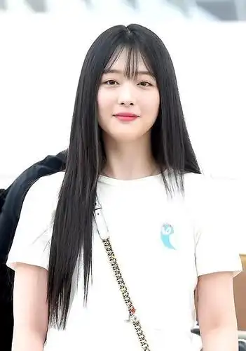 崔雪莉刘亦菲同穿吊带扎麻花辫隔空撞发型又撞造型谁更惊艳