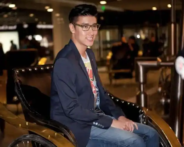 陈慧琳弟弟陈司翰近照因此事淡出娱乐圈只好回家继承亿万家产