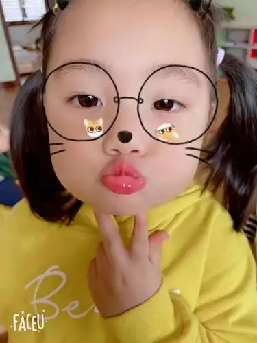 嘟嘟嘴来张自拍,让妈妈看看我多可爱