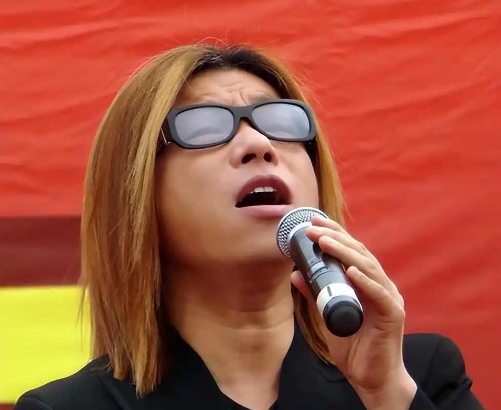 歌手郭峰父亲家暴早逝他陪伴母亲安度晚年今61岁仍无儿无女