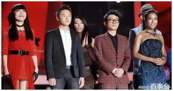 从爆红全国到无人问津沦落到街边商演的吴莫愁怪得了谁