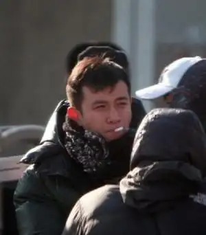 赵薇周迅文章王菲 大明星犯烟瘾素颜抽烟【图】