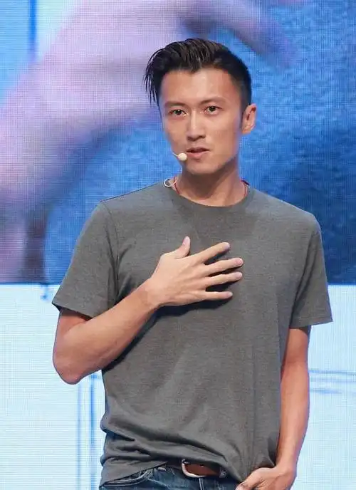 谢霆锋穿灰色的t恤然后搭一条牛仔裤随便一穿就很帅气