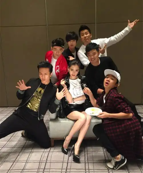 刚落地,邓超就迫不及待的晒照,发出了跑男团第六季的第一张合影!