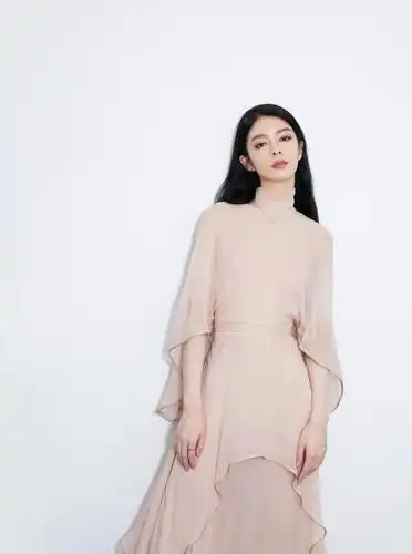 原创傅菁活动造型来袭荷叶边修身长裙搭配波浪卷完美诠释新港风