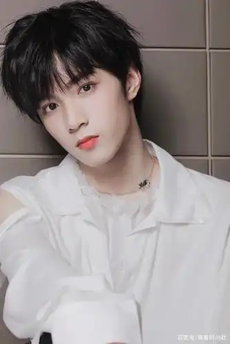 明星的锁骨有多欲时代少年团刘耀文一字宽肩撑衣服养成系之光