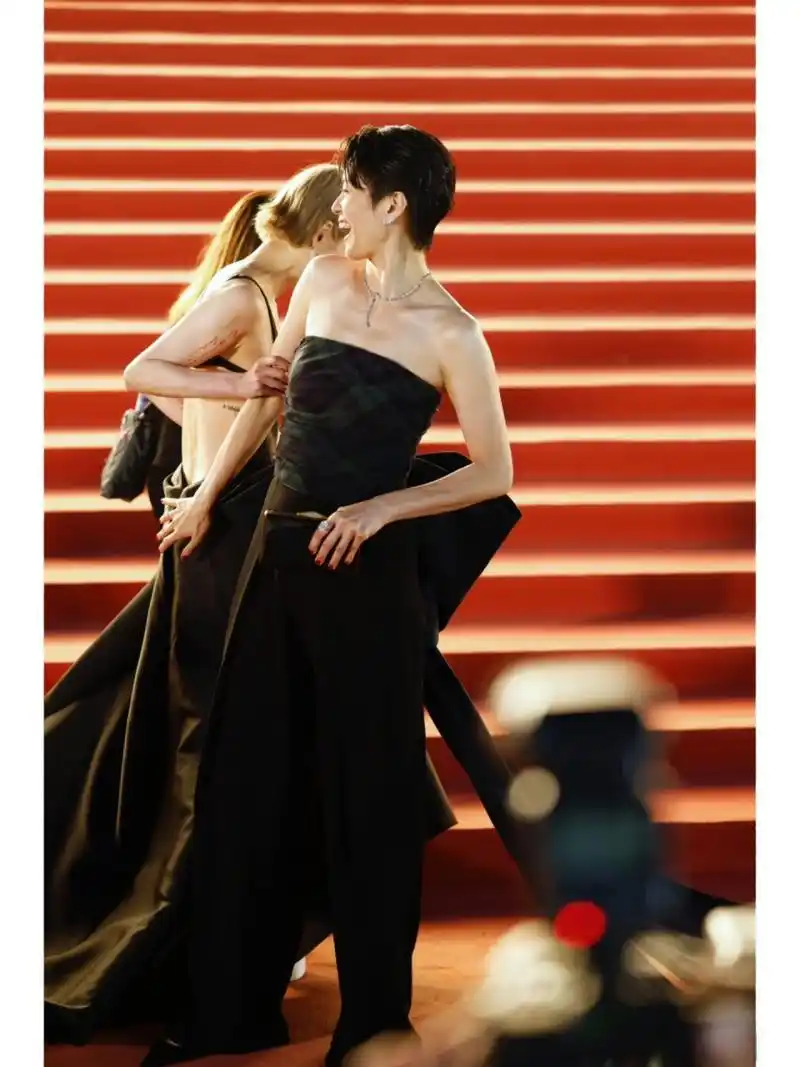 金像奖获奖名单#金像奖梁咏琪和郑秀文的这组照片好美啊,聚光灯下的