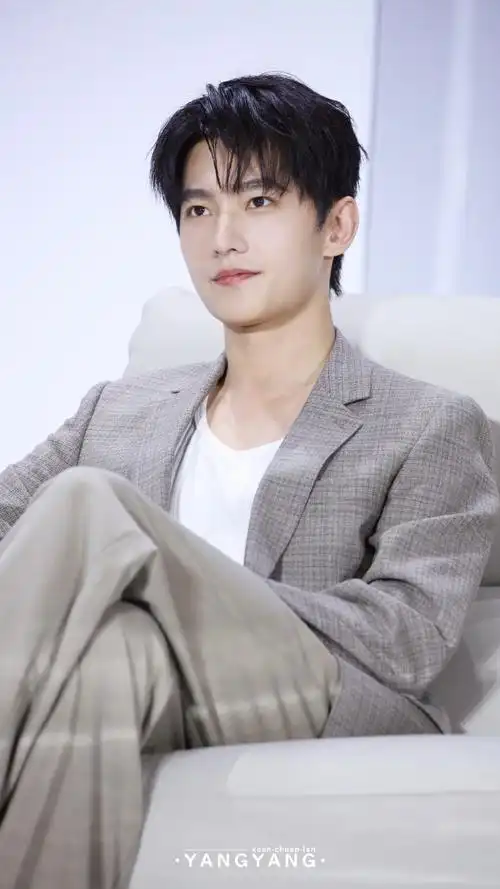 #杨洋线下活动人气##杨洋金扣西装#