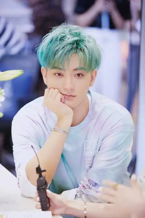 黄子韬薄荷绿发色