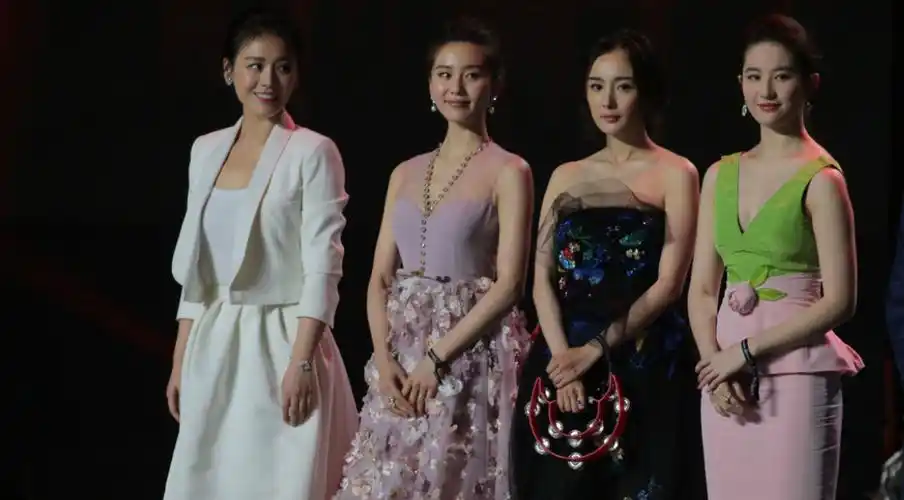 有一种差距,叫女明星同框,"皮相美"和"骨相美",一目了然 - 娱乐天地