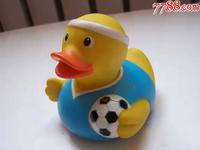 经典小鸭抱足球老式胶皮玩具很少见完好点图可放大