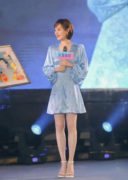 孙俪穿衬衫配丝绒裙,再搭一件皮大衣,有清纯稚嫩也有成熟性感