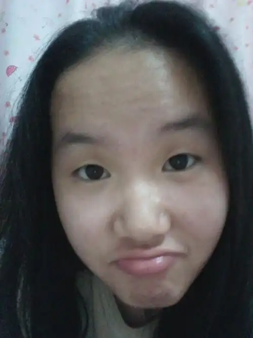 这个女孩是不是丑到没人喜欢了?她才14.