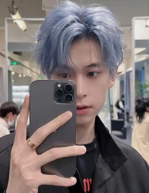 漫画男主王嘉尔同款冰蓝色