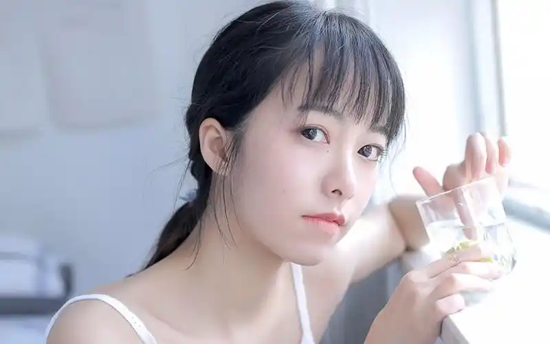 桌面壁纸 美女 生活写真 > 清凉吊带美白少女图片壁纸壁纸分辨率