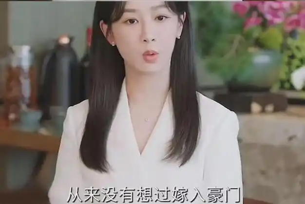 跟杨紫在剧里演情侣还挺搞笑的,两人之前在《战长沙》里可是双胞胎啊