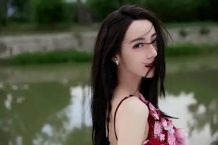 迪丽热巴身穿粉红花朵连衣裙大秀香肩肤白貌美性感美艳