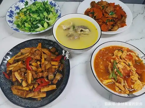 三人午餐,四菜一汤,朋友见了说,有鱼有肉,你是不想减肥了