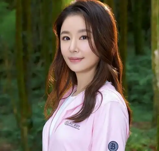 林心如端午节自拍,休闲长衫很减龄,玻璃上的倒影说明她没p图插图9