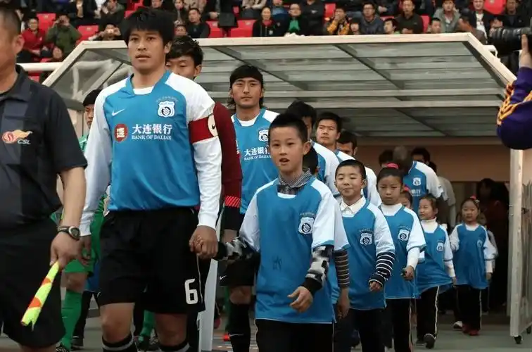 他曾是"大连五虎",与娇妻离婚独自抚养女儿,为生计