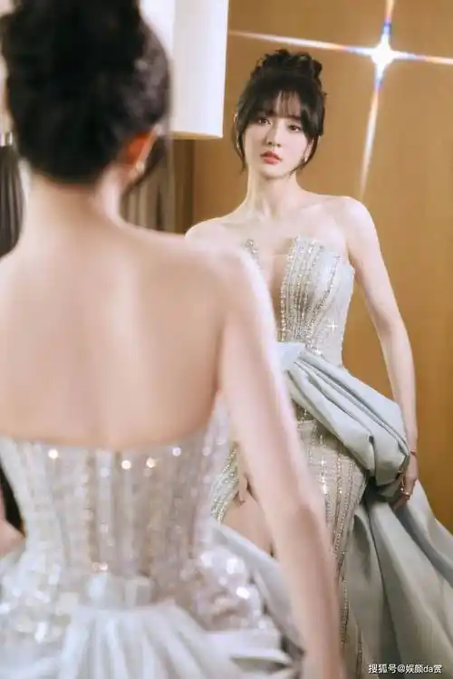 【徐璐唯美写真】亮银钻饰抹胸裙,甜美温婉,瑞丽伊人风尚造型_魅力