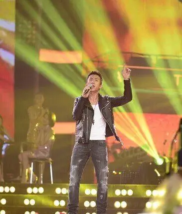 【图】中国好声音第三季总决赛邓超献唱超级英雄 雅痞之风迷倒全场