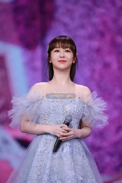 杨紫这造型真是仙气十足,穿蓝色纱裙优雅又大方,看着挺有女人味