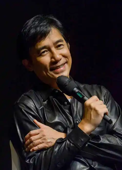 此次梁朝伟出席座谈会,身穿黑色皮衣和简单的牛仔裤,打扮十分低调质朴