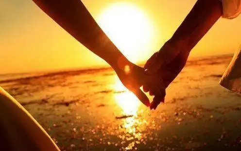 两人牵手唯美句子两人相遇的句子