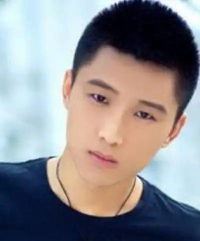 初中男学生理小平头造型 什么短发适合脸大的男生