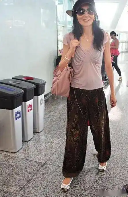 张曼玉瘦成皮包骨穿小码背心撑不起来骨瘦嶙峋老态尽显