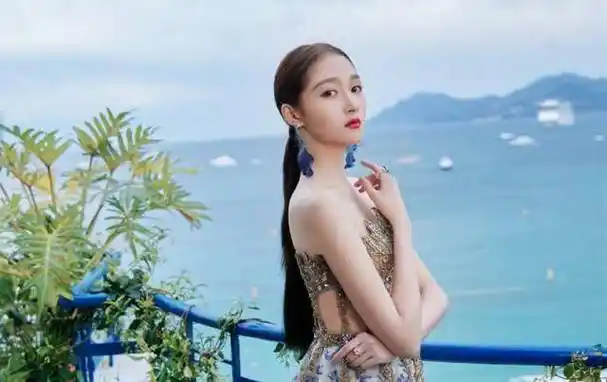 关晓彤撞上张雪迎同穿镂空裙走红毯风格差距却这么大