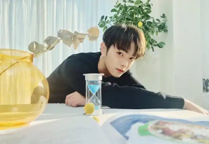 分享一组许凯图片给大家,图中的明星图片壁纸会点缀你的电脑桌面,美化