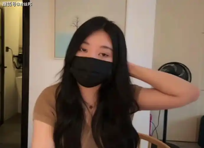 原创小团团回归直播户外女主播戴口罩模仿粉丝举报冒牌货蹭流量