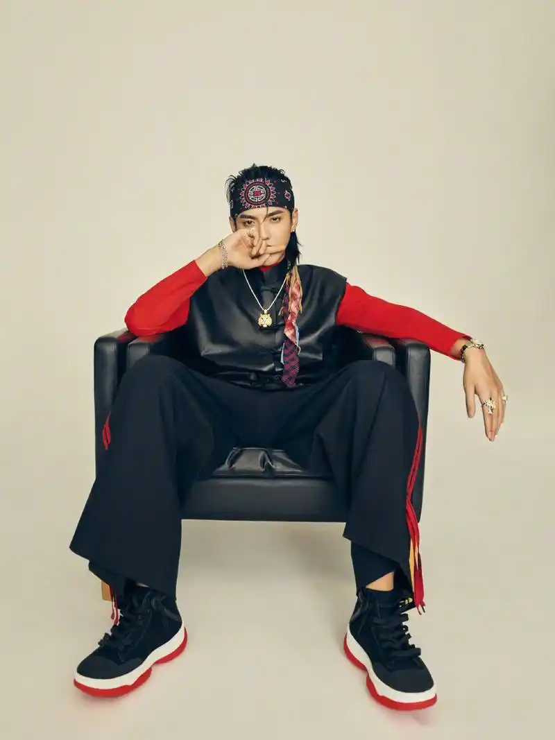 吴亦凡2019巡回演唱会重庆站的特别造型,"心火不灭 仗剑江湖" 中西