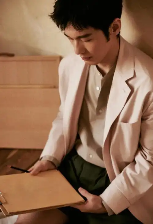 白宇看秀生图##白宇惬意休闲风造型看秀